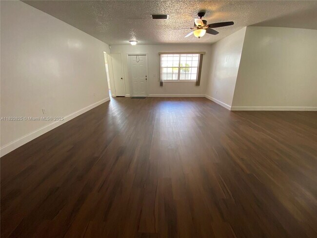 Foto del edificio - 8250 Southampton Dr