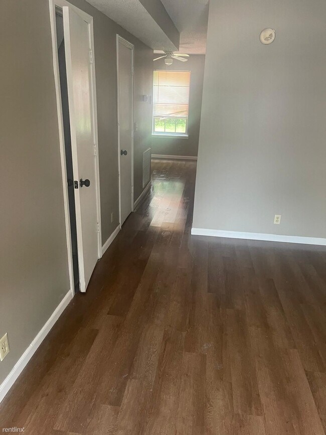 Building Photo - 2 br, 1.5 bath Townhome - 105 Hickory Trac...