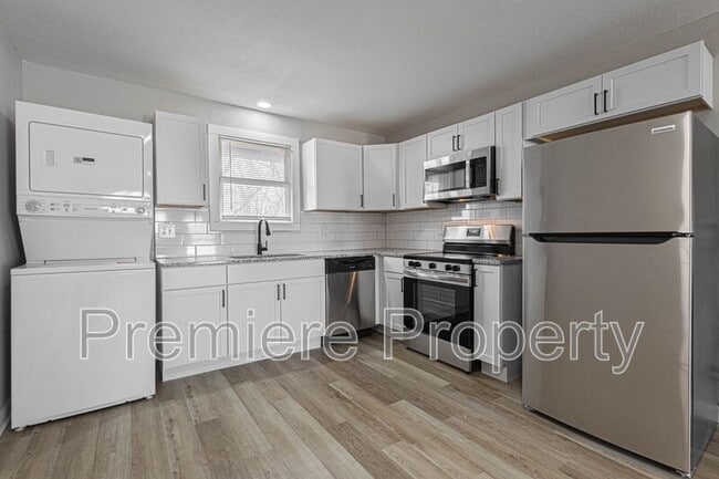 Building Photo - 721 E College St