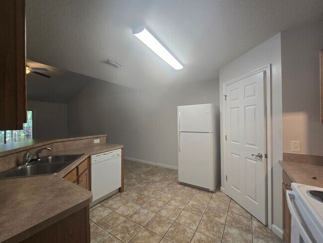 Foto del edificio - Brick Duplex 3/2 Home on Grandview