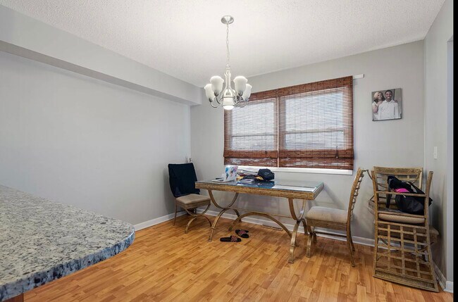 Foto del edificio - 6031 Boxwood Dr