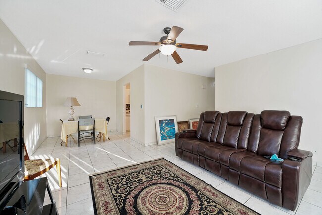 Foto del edificio - 808 NE 8th St