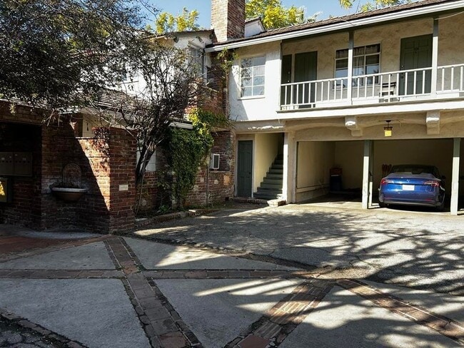 Building Photo - 1221 N Sweetzer Ave