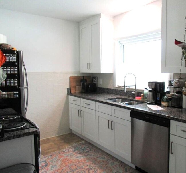 Building Photo - Beautiful Beachside 2 Bedroom Home!