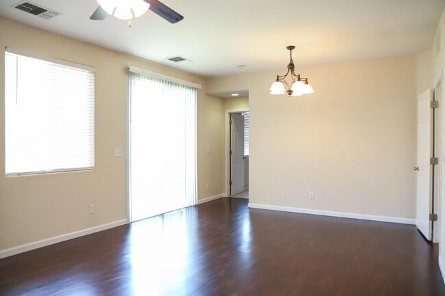 Building Photo - Charming North Clovis 3/2