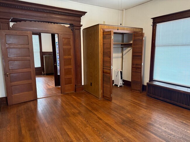 Building Photo - 1 Bedroom unit in Dunleath Historic District - Office Space & W/D Connections!