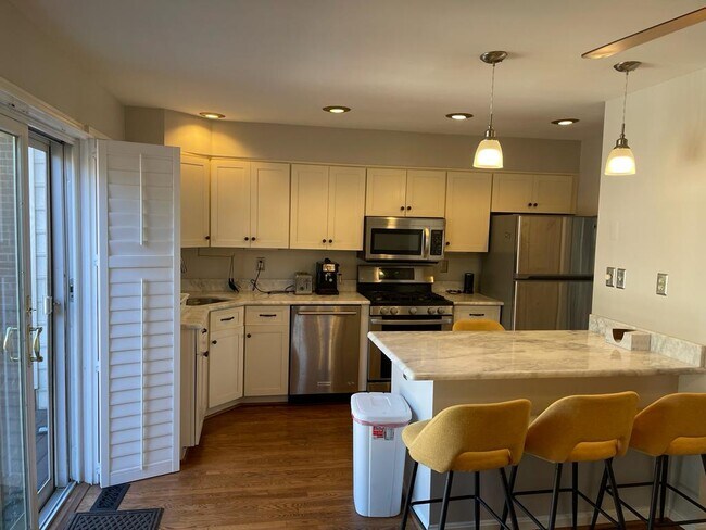 Building Photo - 1111 Quaker Hill Ct