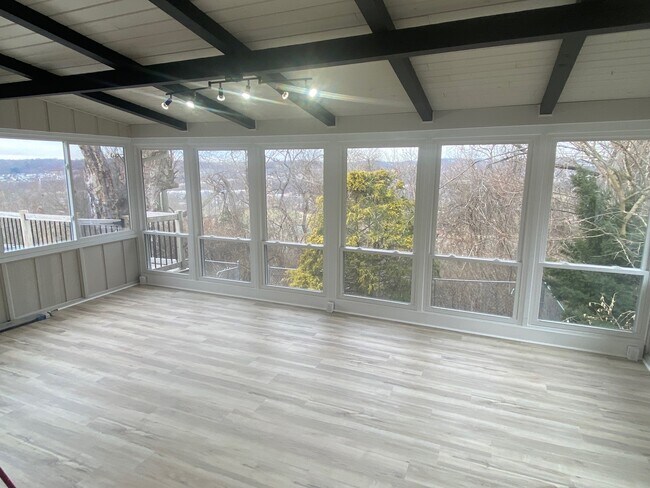 Family room - 599 Lindsay Rd