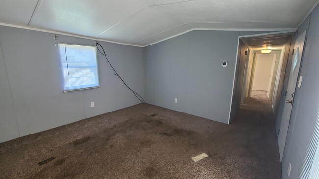 Building Photo - 17 Saturn Ln