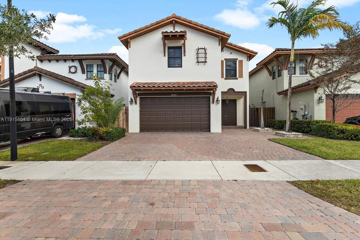 Foto principal - 8725 NW 102nd Ct