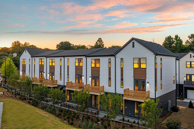 Building Photo - Saylor at Southside Trail