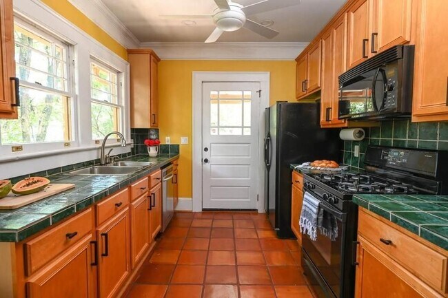 Foto del edificio - 2076 Ridgedale Rd NE