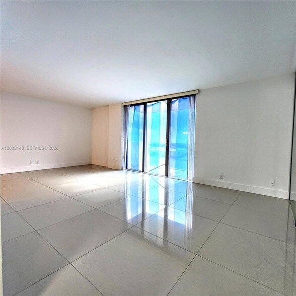 Foto del edificio - 18181 NE 31st Ct