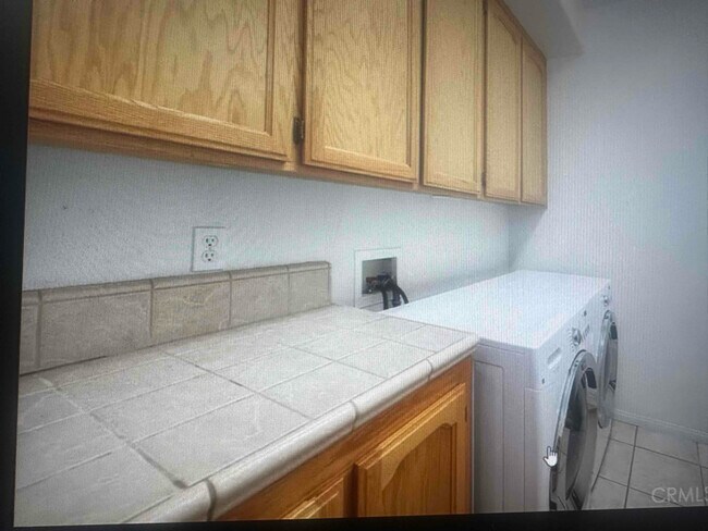 Foto del edificio - 7874 Paisley Ave