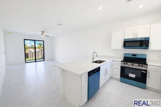 Building Photo - 4806 Golfview Blvd