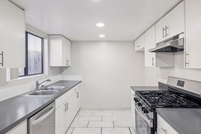 Building Photo - 507 E Cedar Ave