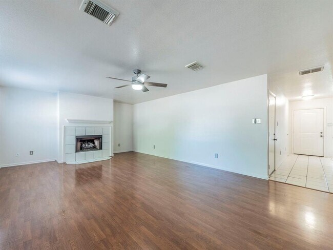 Building Photo - 2316 Logan Dr