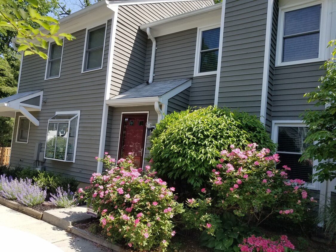 Primary Photo - Coming Soon! 2 bed 2 1/2 bath townhouse in...