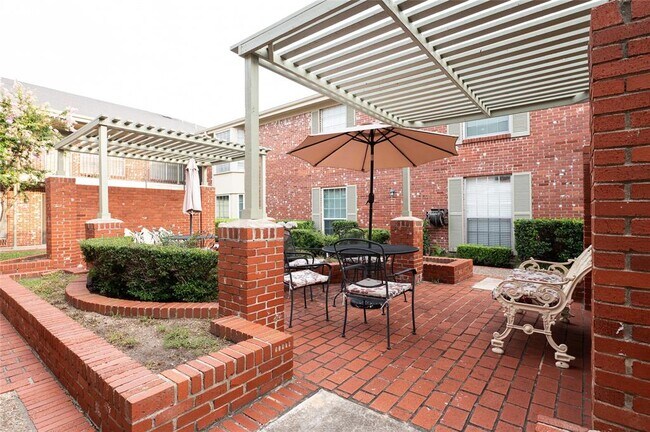 Foto del edificio - 7920 Rockwood Ln