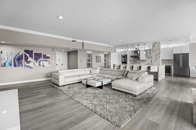 Foto del edificio - 1333 S Beverly Glen Blvd