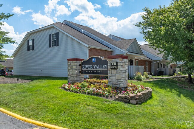 Letrero de la entrada principal de los apartamentos River Valley en Lancaster, Ohio. - River Valley