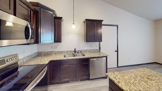 Building Photo - 2 bed town home!