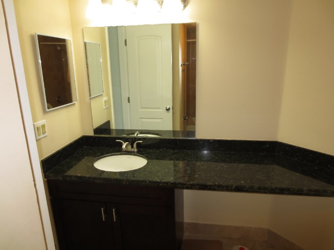 Foto del edificio - 2831 N Oakland Forest Dr