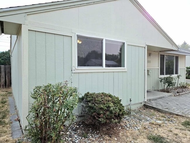 Building Photo - Two Bedrooms & One Bathroom Home