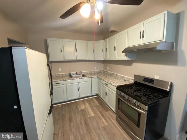 Building Photo - 220 Pearl St