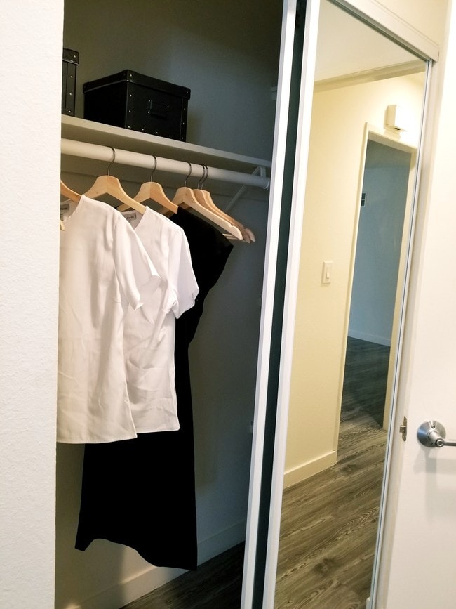 Building Photo - 526 S Ardmore Ave