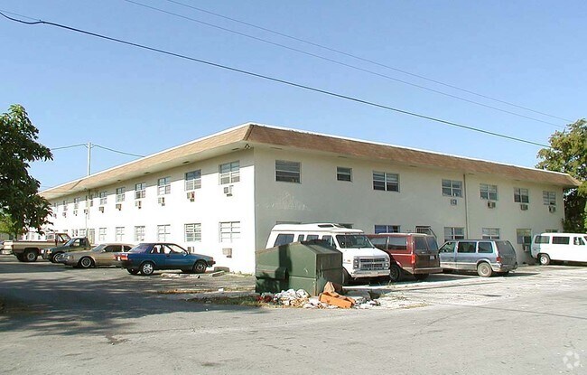 Colony Club Apartments - Luz Gardens
