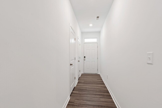 Building Photo - Updated 3BR Townhome with Pool and Spaciou...