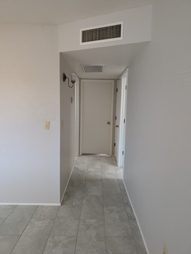 Building Photo - 2 Bedroom 2 Bathroom Townhome in desirable...