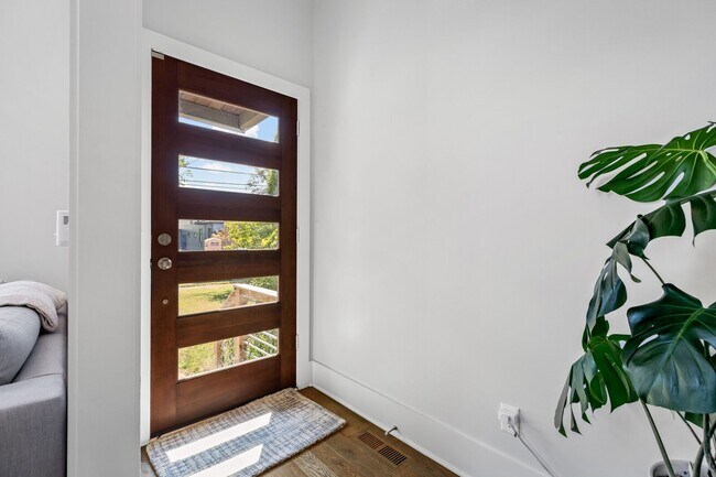 Foto del edificio - 3 Bed, 3 Bath Home w/ 2 Car Garage and Roo...