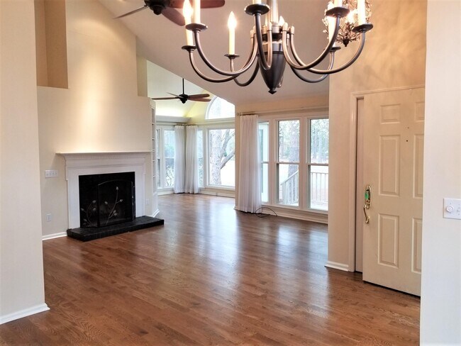 Building Photo - 303 Hampton Dr