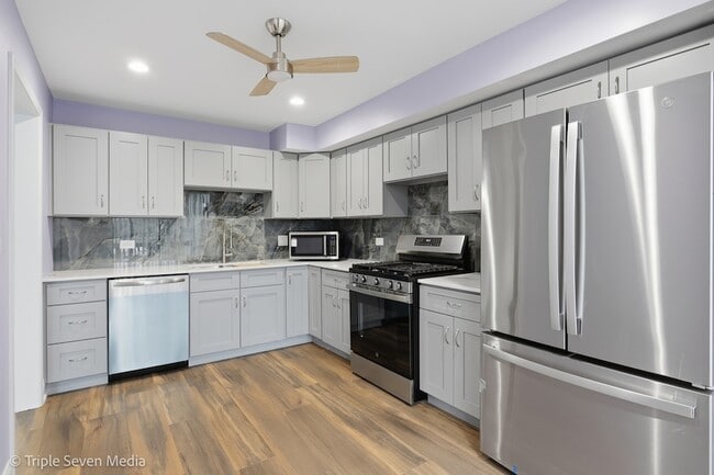 Building Photo - 777 E Golfview Dr