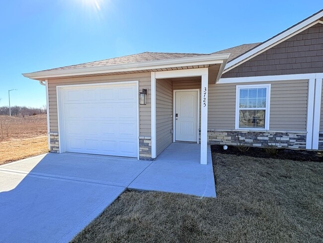 Building Photo - Single Level 3 Bed, 2 Bath, 1 Car Garage Duplex in Northern Kansas City w/ the FIRST TWO MONTHS FREE