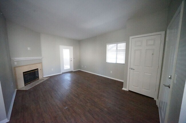 Foto del edificio - SHOWINGS AVAILABLE NOW
