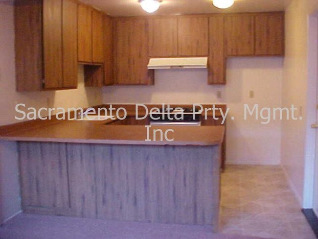Building Photo - Cute 2 Bedroom Duplex