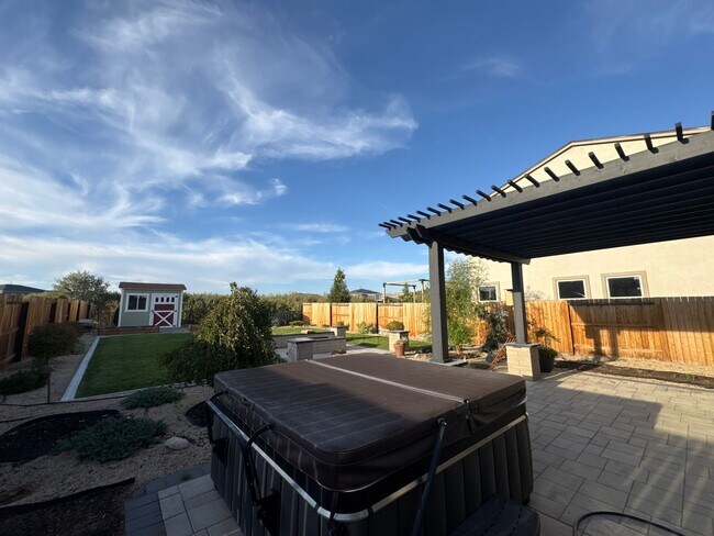 Building Photo - Gorgeous 3 bed / 3 bath home with upgrades...
