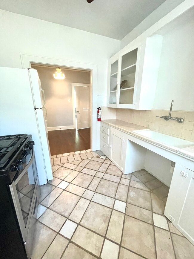 kitchen - 426 W Huisache Ave