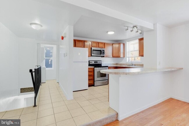Building Photo - 600 E Girard Ave