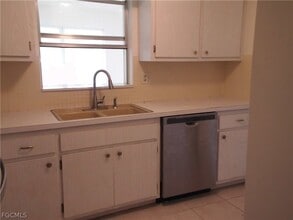 Building Photo - 242 S Lake Dr