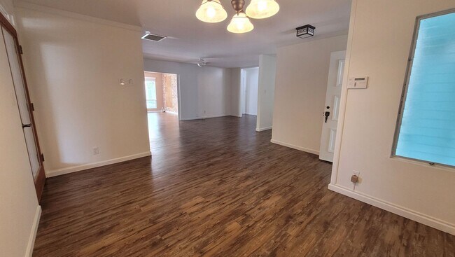 Building Photo - Beautiful 4bd, 2bath Unit w/2 car garage 2...