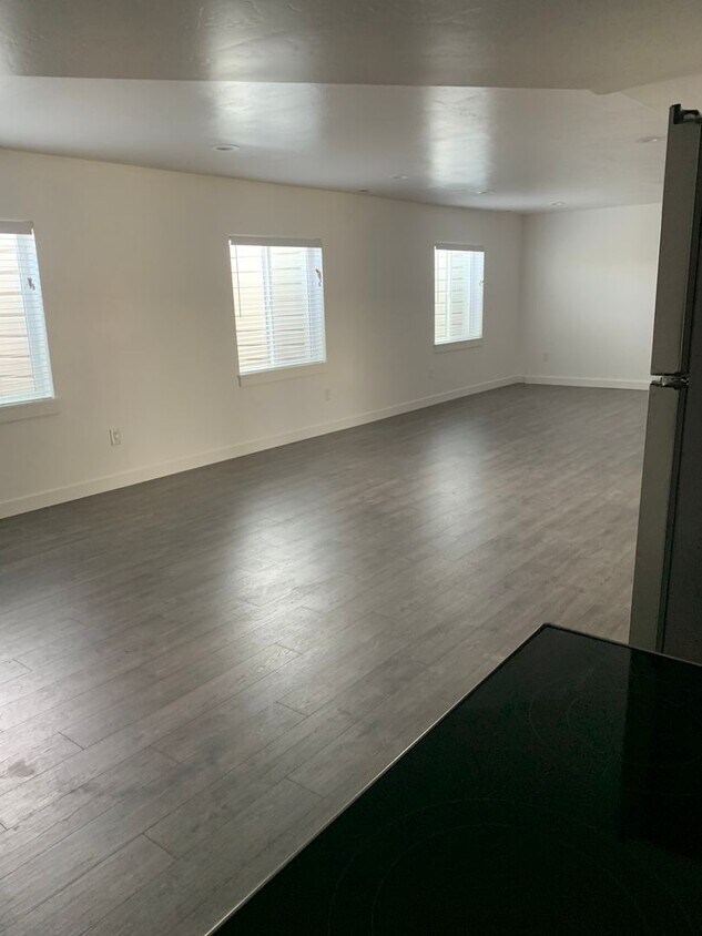 Foto principal - For Rent: 2 Bed / 1 Bath Basement Apartmen...