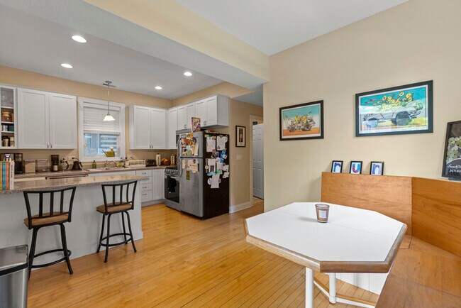Building Photo - gorgeous 2 bed 1 bath condo with garage sp...