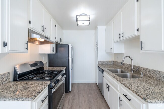 1 habitación, 1 baño - 650 pies cuadrados - Cocina - 11817 Victory Blvd