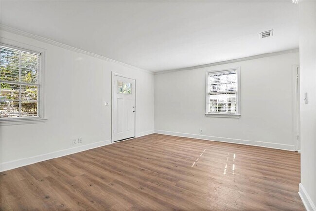 Foto del edificio - 5213 Pineview Ln S