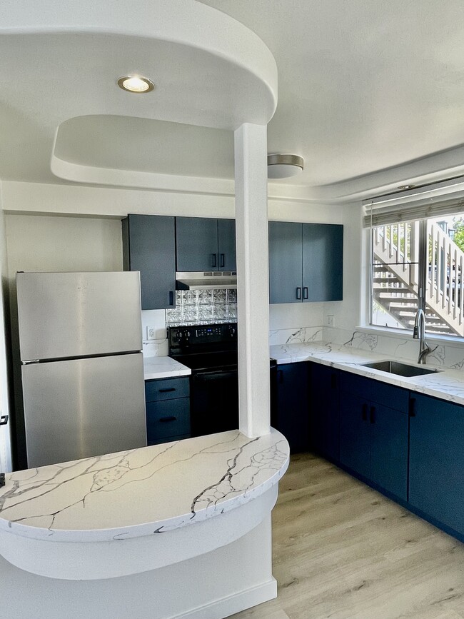 Renovated kitchen - 95-701 Lanikuhana Ave