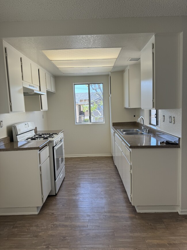 KITCHEN - Las Palmas Apartments